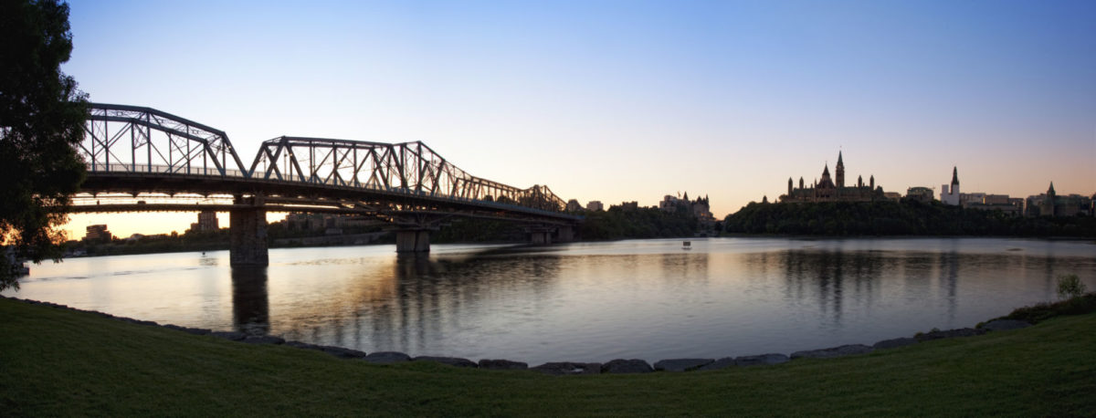 Le pont Alexandra, la rivière des Outaouais et la colline du Parlement depuis Gatineau.